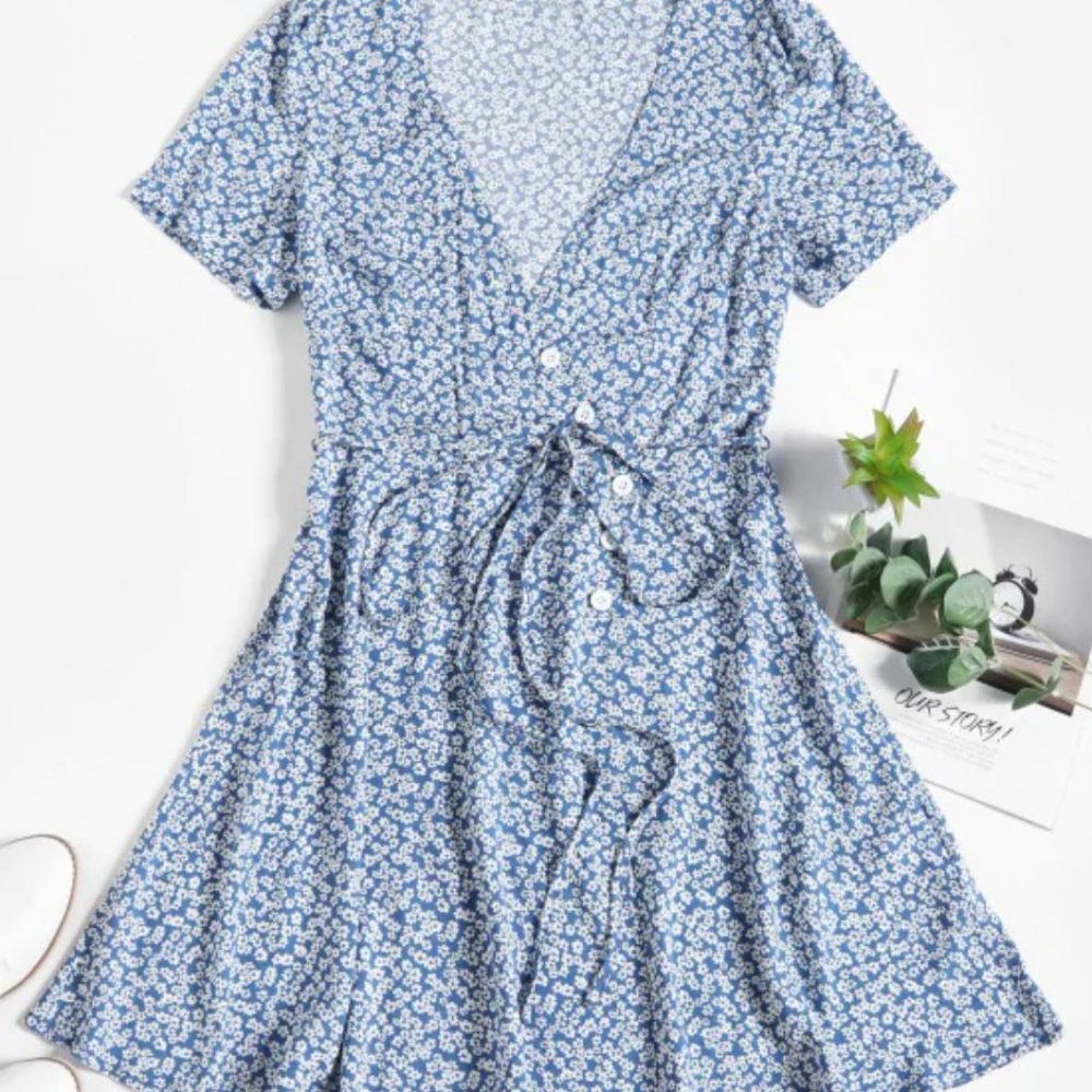 Low-Cut Daisy Flower Dress
